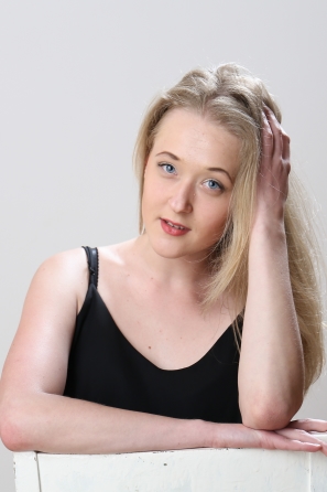2019-09-05-jette-kare-train-checktaker-nude-casting