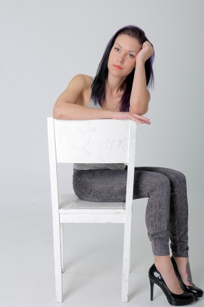 2021-08-02-tattooed-emogirl-rose-with-open-legs-poses-in-naked-casting