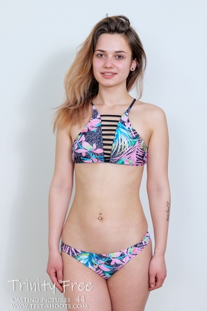 2022-09-26-nude-casting-with-petite-teen-Trinity-Free