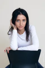 Sofia Z sexy beauty salon administrator poses nude in casting Preview picture 1