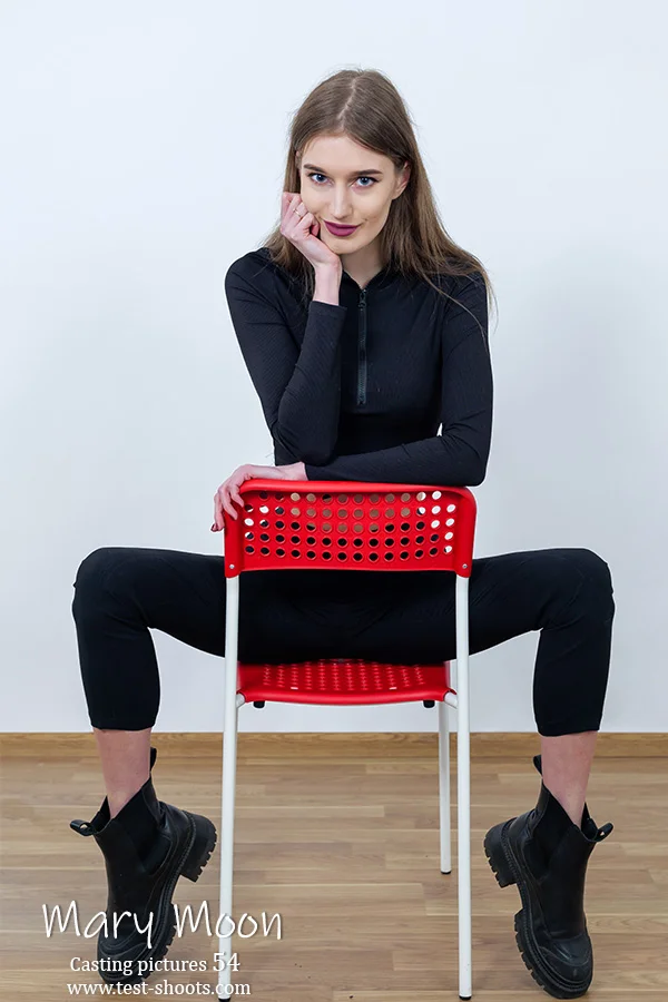 Young long legs teenmodel Mary Moon